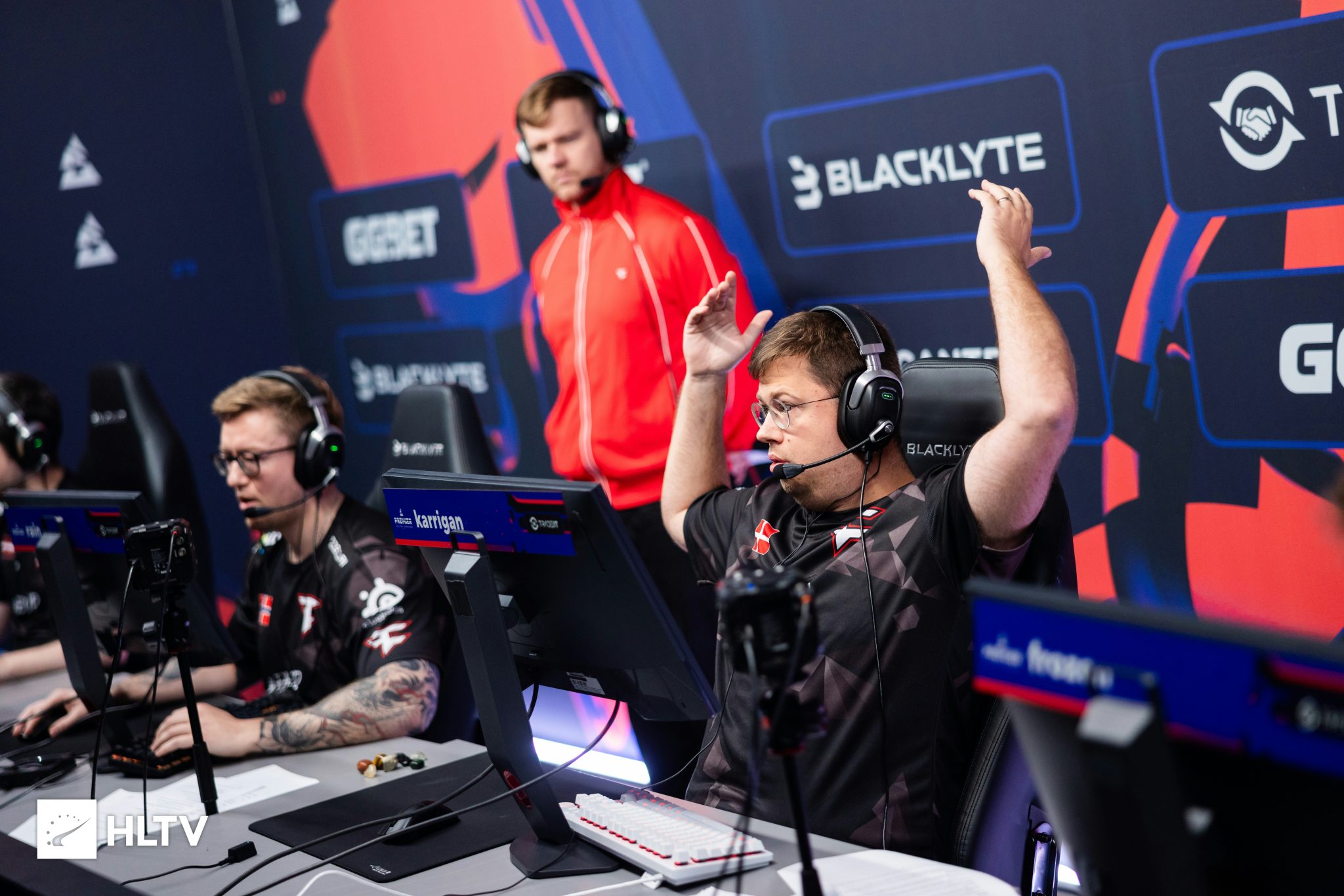 S1mple возвращается с Team Falcons на сцену CS2