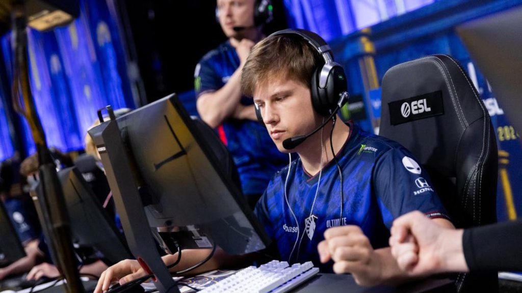 Roland "ultimate" Tomkowiak competing with Team Liquid CS2 roster at ESL event.